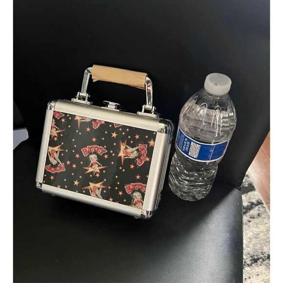 ⚡️SPRING CLEAN SALE⚡️ rare betty boop holographic metal bag with strap - Picture 5 of 9